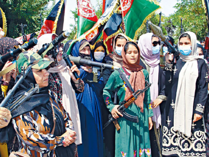 今年7月，阿富汗有数以百计妇女持枪示威。资料图片