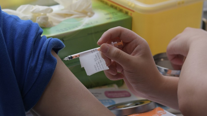 政府公布三款註冊新冠疫苗打供應私營市場及對非本地居民接種。資料圖片