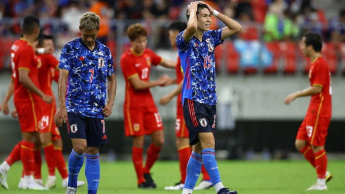 日本(蓝衫)打和国足选拔队，被当地球迷形容为耻辱。网上图片