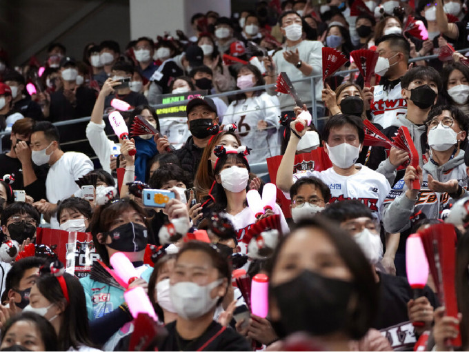 南韩政府11月初启动与疫共存的防疫模式，大批球迷重返球场欣赏比赛。（美联社）