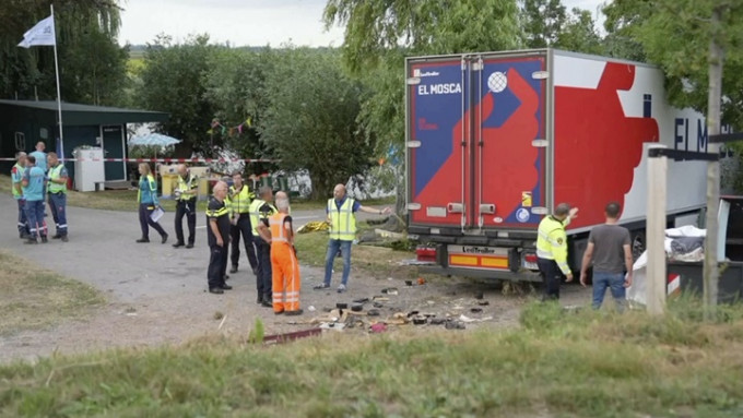 一辆货车上周六撞向鹿特丹一个社区烧烤会，至今酿成6死7伤。AP图片