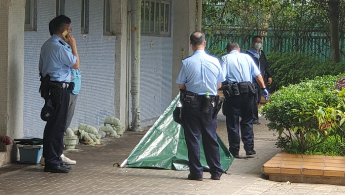 女子墮樓當場不治，警員以帳篷遮蓋屍體。蔡楚輝攝