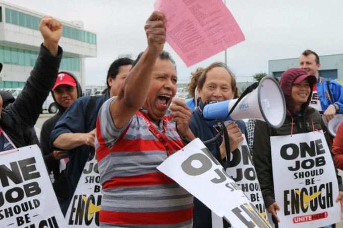 航空公司餐飲員工為要求加薪及改善待遇，在德州沃思堡市的多家航空公司的總部外面參加示威集會。