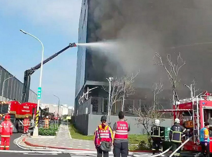 桃園市嘉里大榮物流公司昨日發生火警。網圖