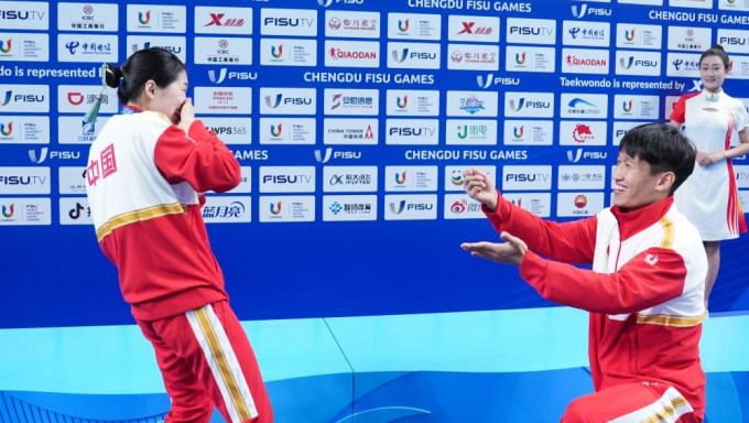 中國運動員在大運會領獎台前上演求婚。