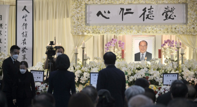 早前逝世的潮屬社團總會創會主席陳偉南今天設靈，多名政商界名人出席弔唁。陳浩元攝