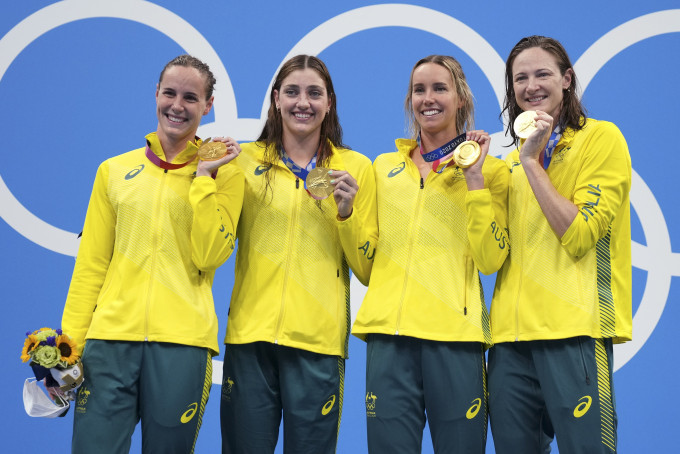（左起）夏莉丝、邦迪甘葆、麦姬昂和嘉迪甘葆，以破世界纪录的成绩，助澳洲夺得女子4x100米自由泳接力金牌。AP