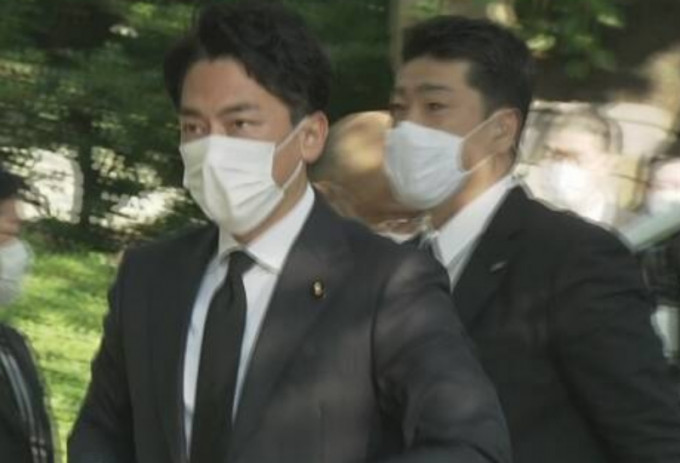 環境大臣小泉進次郎到靖國神社參拜。NHK截圖