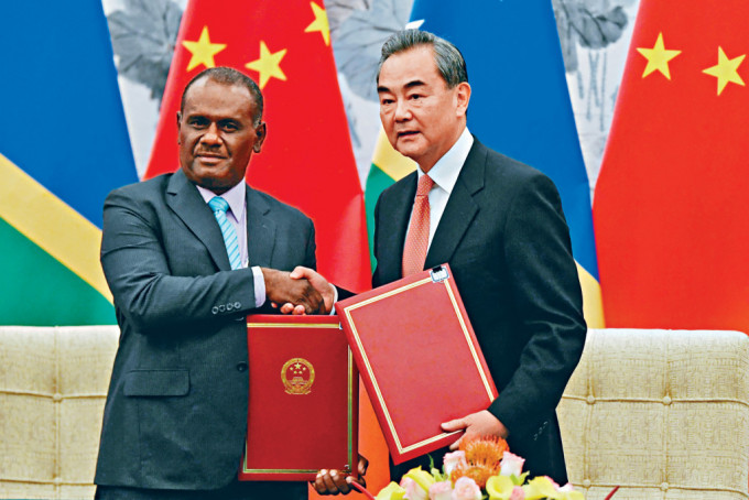 所羅門群島外長馬內萊2019年赴北京，與外長王毅簽署建交文件。
