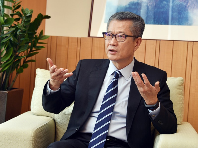 陈茂波表示，香港经济正处于内外交困，技术上陷入经济衰退的风险好高。