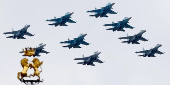 俄戰機飛越莫斯科紅場炫耀武力。 資料圖片