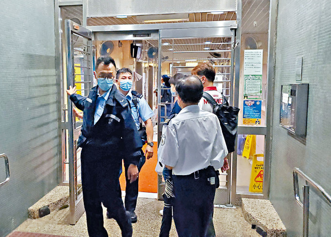 葵涌邨发生淋油收债事件，警员加强巡逻。