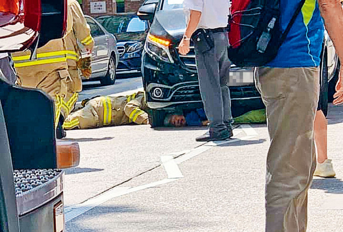 ■消防员拯救被卷入车底仅露出头部的老妇。