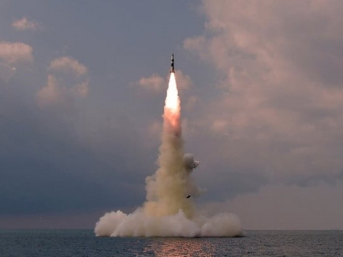 北韩成功试射新型潜射弹道导弹。北韩官媒图片