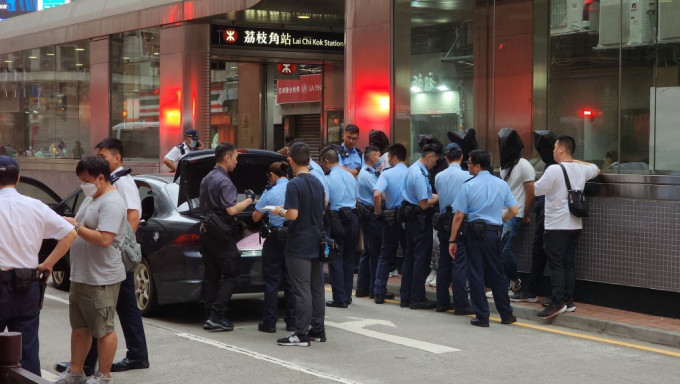 警方现场拘捕5人，周日再拘捕多一名男子。黄文威摄