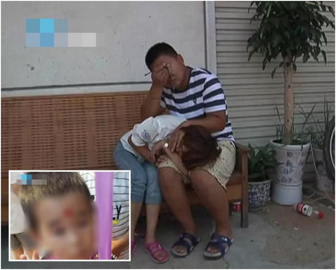 两夫妇得悉儿子(小图)已死后在长垣县中医院不肯离去痛哭。