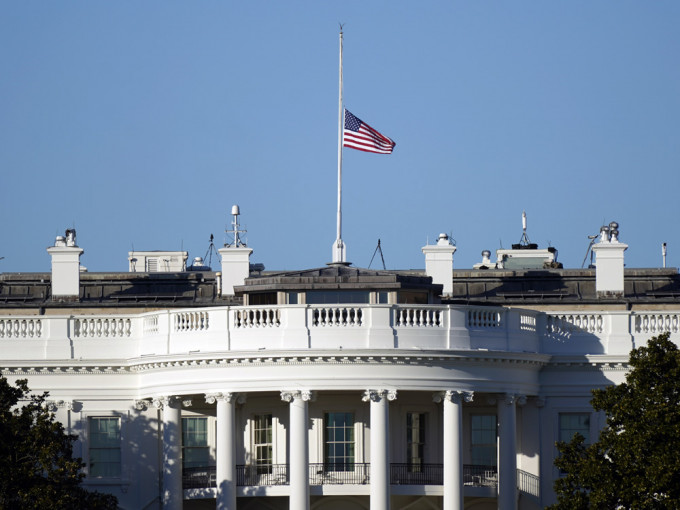 特朗普下令全美下半旗向冲击国会事件中牺牲警员致哀。AP图