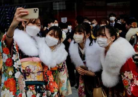 東京一班參加成人禮的少女穿起傳統和服自拍。路透社