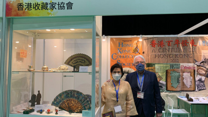 江乐士及妻子分别为香港收藏家协会副主席及成员。