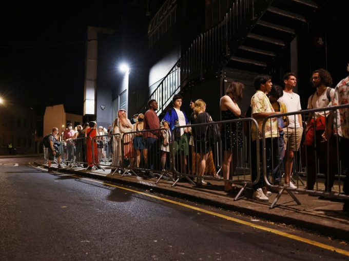 英格兰居民于周日午夜起迎接解封大日子。路透社图片