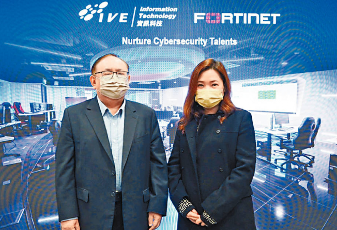 IVE摩理臣山院校院长梁兴邦（左）与 Fortinet 港澳和蒙古区域总监冯玉明。