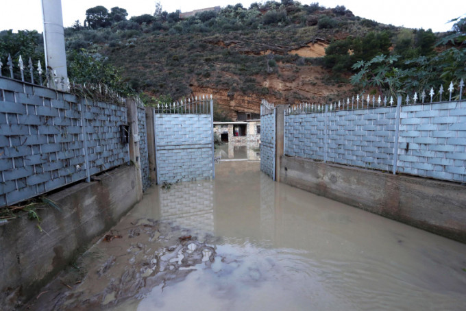 西西里岛首府巴勒莫卡斯特尔达恰市的一栋别墅，一条河流在暴雨期间突然缺堤，房屋被夹杂沙泥的洪水冲毁，九人丧生。AP