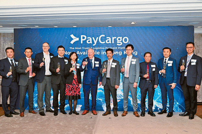 快易通副行政总裁区君宇（左七）表示，与PayCargo合作可产生协同效应，以推进物流智能化转型。