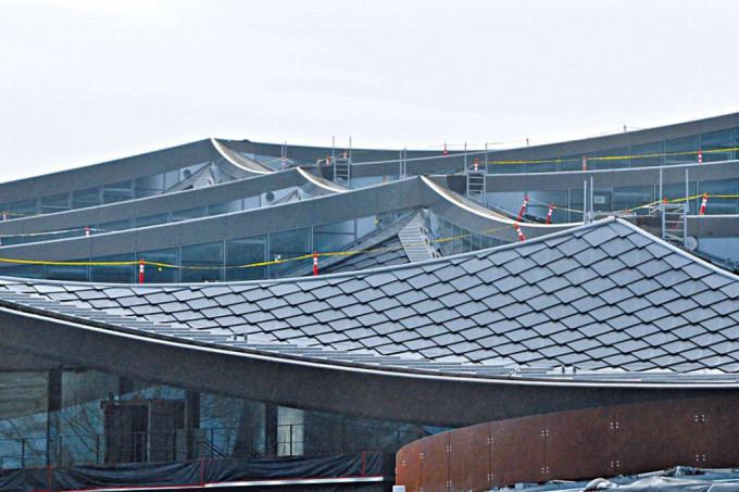 ■屋顶安装的一片片看似「龙鳞」的太阳能板。