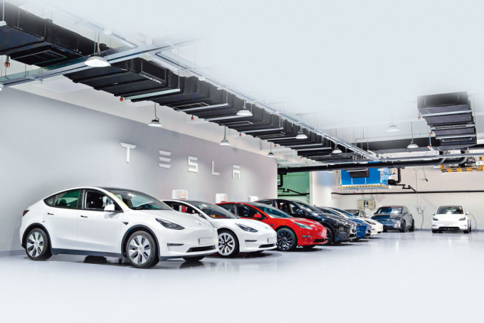 2022年Tesla在香港交付量多達12,358輛，在電動車市場中佔比高達62.43%，成為市場大贏家。