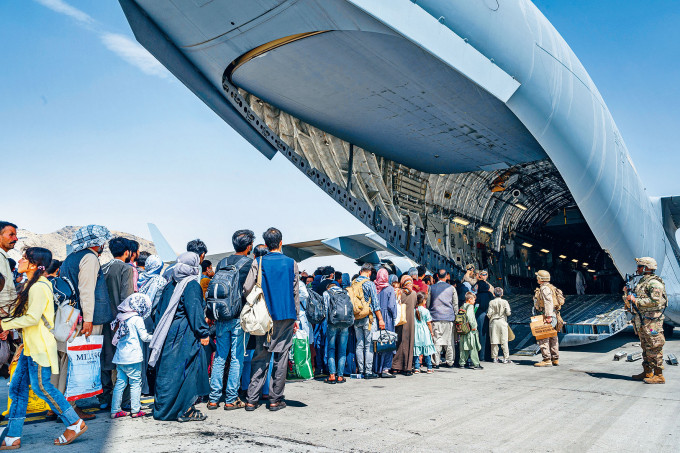 美军C-17运输机在喀布尔机场，接载撤离阿富汗的人员。