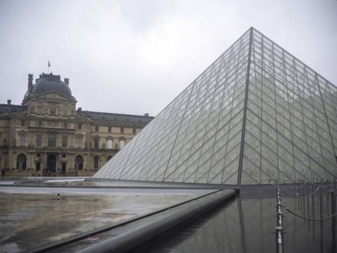 罗浮宫职员忧虑感染新型肺炎而停工，博物馆全日关闭。AP