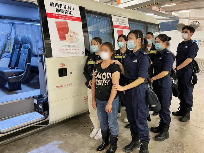 入境处人员于行动中拘捕5名怀疑非法劳工及一名雇主。政府新闻处图片