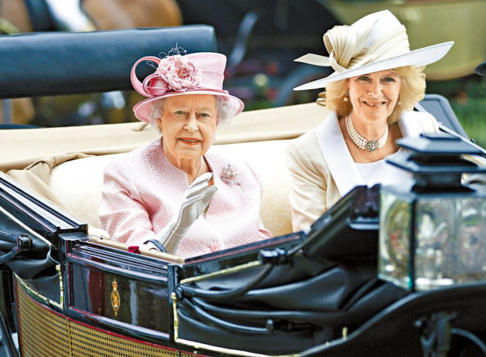 二○一三年六月，英女皇与卡米拉一起乘马车去观看赛马。　