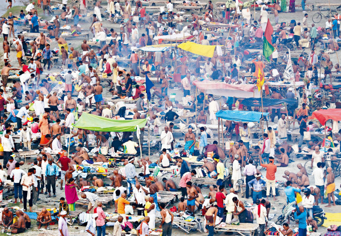 ■印度普拉耶格拉吉市周四有大批印度教徒，在恒河边洗澡及祈祷。