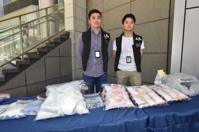 警方毒品調查科前日在柴灣一座工業大廈拘捕兩名外籍男子涉嫌販毒，撿獲約值750萬元可卡因。 楊亨偉攝