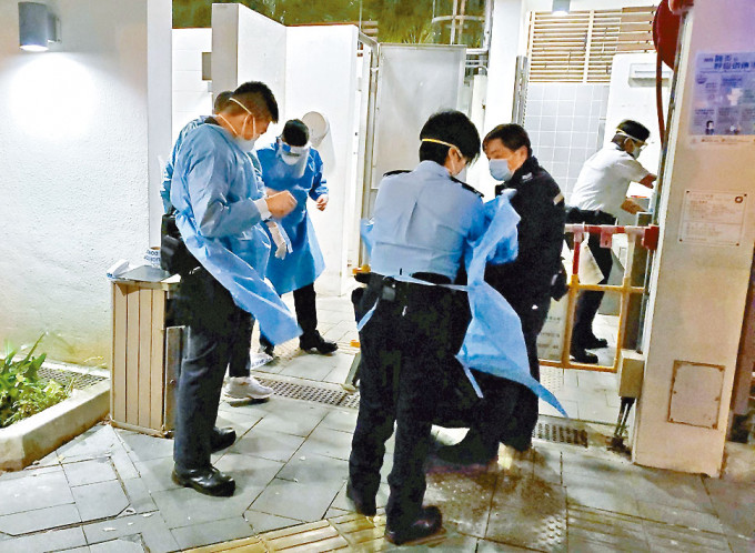穿上保護衣的警員封鎖女廁調查。