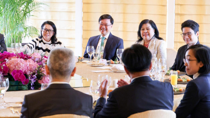 行政长官李家超与东盟国家总领事举行午餐会。