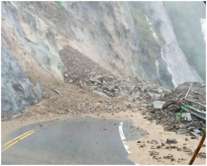 台北连场暴雨引发山泥倾泻。网图