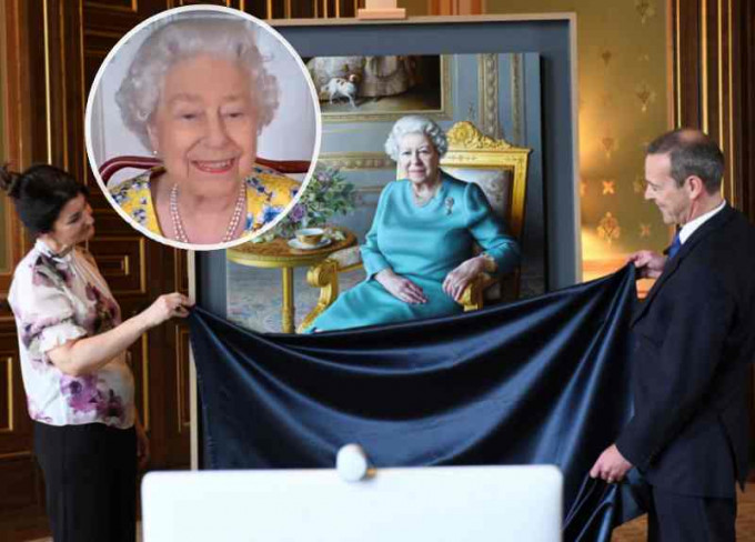 英女皇透过视讯方式观赏画作。AP