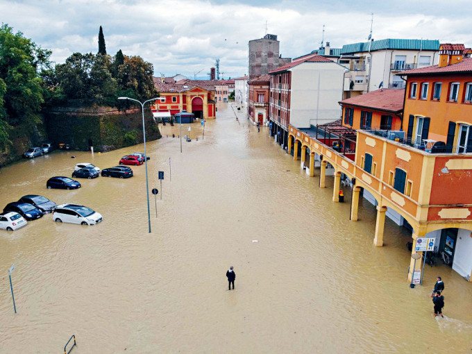 艾米利亚-罗马涅大区卢戈镇上周四暴雨，街道顿变河流。