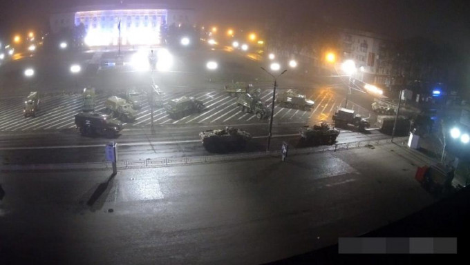 俄方坦克已经沿着赫尔松街道开进市中心。互联网图片