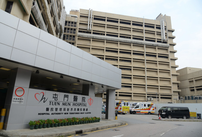 妻子面部受伤，清醒送屯门医院治理。