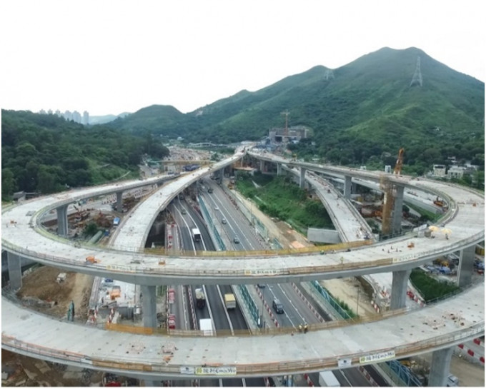 接驳香园围边境管制站的道路正如火如荼地进行。