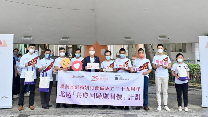 黄锦星（左五）今日参与「共庆回归显关怀」计划的家访活动。 政府图片