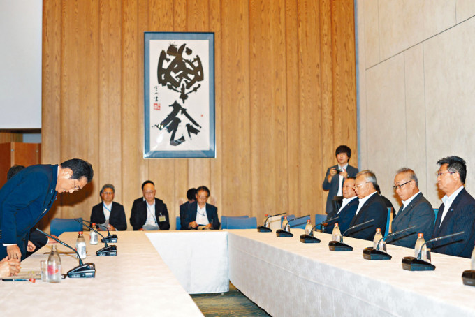 日揆岸田文雄(左)昨在官邸与全渔联会长坂本雅信(右一)等代表会面，谋求他们理解、支持核废水排海。