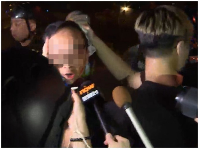 男子向传媒怒斥无辜被警察误打。Now新闻截图