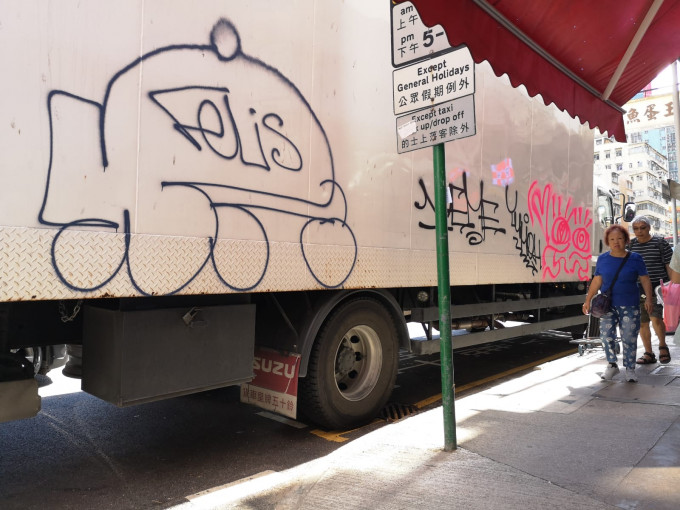 货车车身被发现遭人以黑色及红色箱头笔涂鸦。