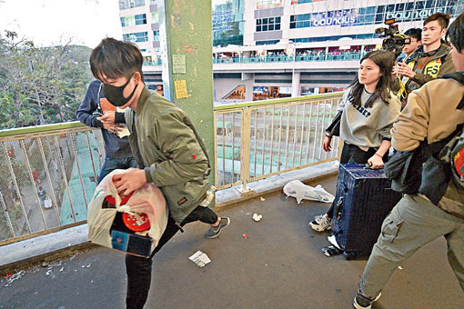■示威者在上水廣場行人天橋搶走女子的購物袋。