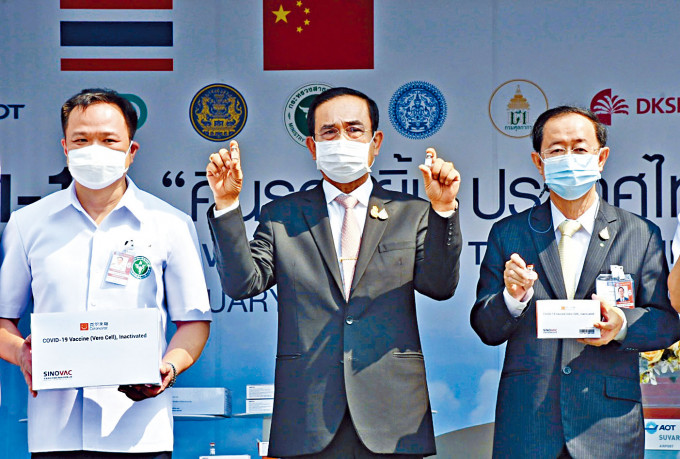泰國首相帕拉育（中）親自到機場迎接運抵的中國科興疫苗。
