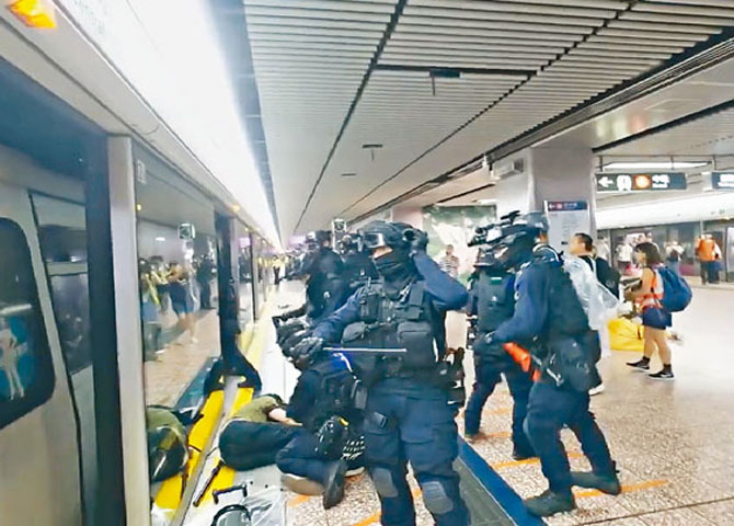 警方去年8月31日進入港鐵太子站拘捕示威者。資料圖片